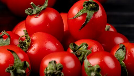 Спелые помидоры лежат на столе