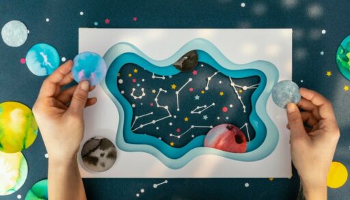 руки держат коллаж из планет