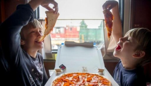 На СвЖД растёт популярность услуги доставки готовых блюд к поезду