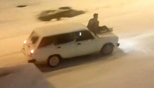 В Тобольске молодой водитель катал пассажира на капоте автомобиля