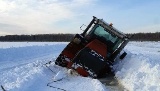 В Тобольском районе на зимнике под лед провалился трактор