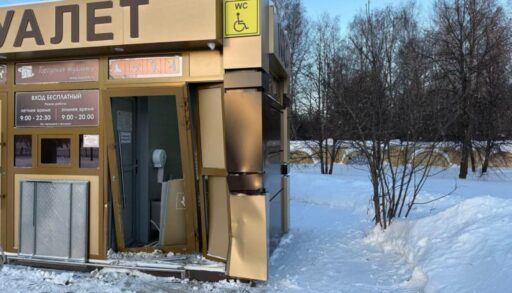 В Тобольске бесправник взял на таран общественный туалет