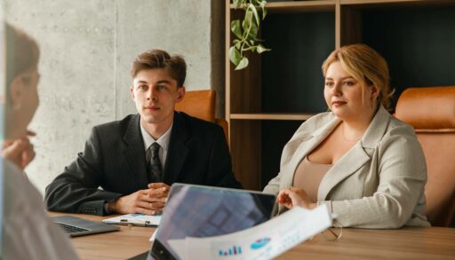 Человек проходит собеседование в отделе кадров