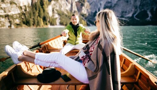 Красивая девушка катается на лодке с молодым человеком