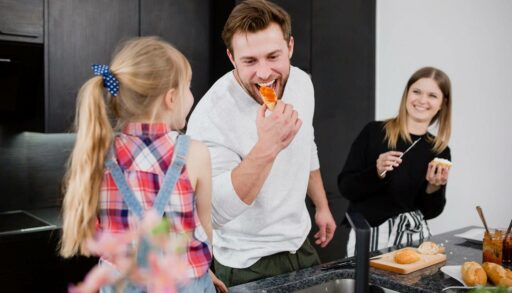 Семья развлекается во время приготовления завтрака