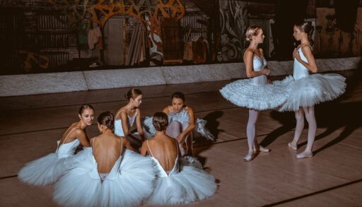 Балерины за кулисами театра