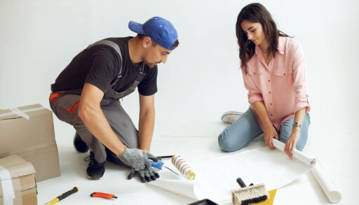 Молодая пара делает ремонт в квартире