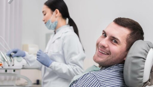 Женщина-стоматолог с улыбающимся пациентом