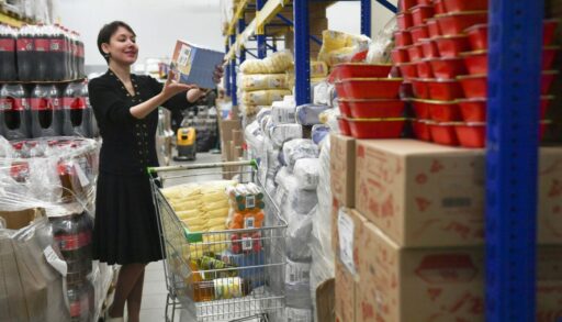 Покупательница в торговой сети "Светофор"