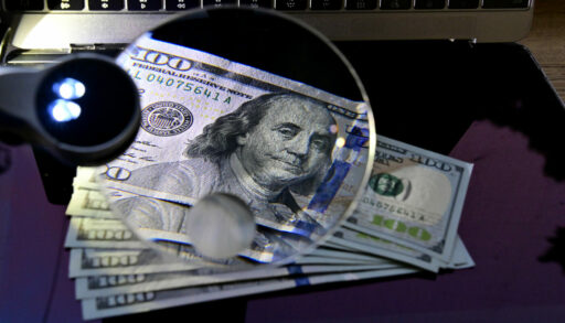 100 долларов под лупой