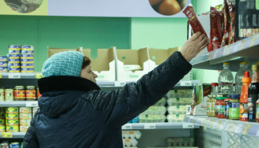 Женщина в магазине выбирает товар