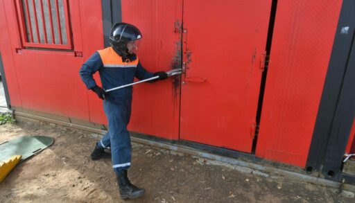 МЧС взламывает дверь