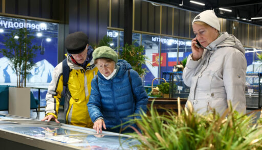 Покупатели смотрят товар на витрине