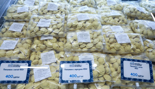 Витрина с пельменями в магазине