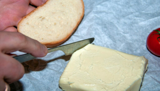 приготовление бутерброда их хлеба с маслом