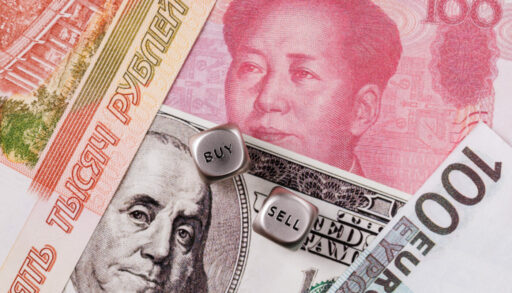 купюры доллара, рубля, евро и юаня