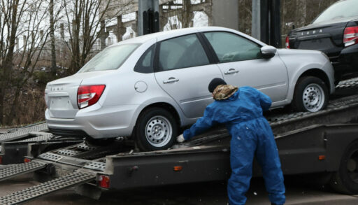 Лада Гранта на погрузке на автовоз