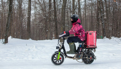 Курьер на электровелосипеде
