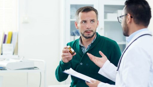 Мужчина консультируется с врачом
