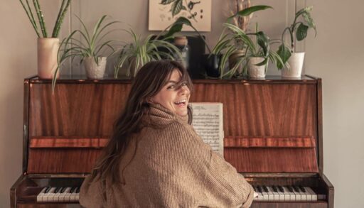 Привлекательная девушка играет на пианино