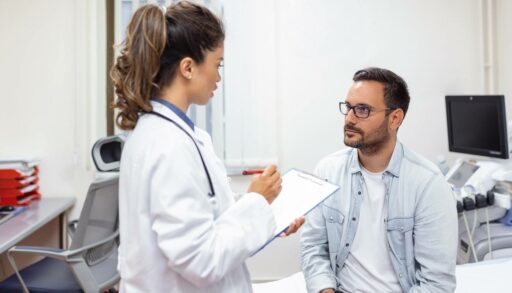 Врач проводит консультацию с пациентом
