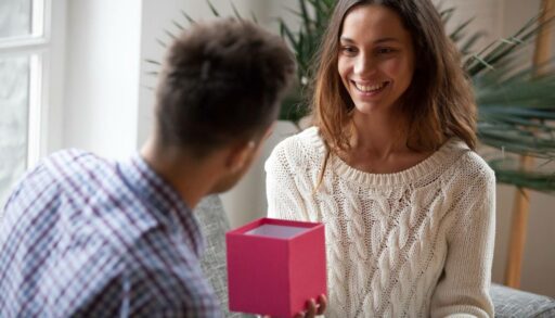 Молодая женщина радуется подарку