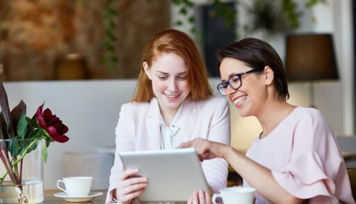 Коллеги обсуждают рабочие вопросы