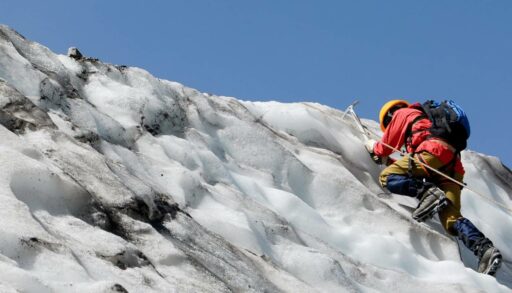 Альпинист поднимается на вершину