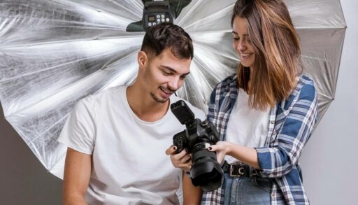 Молодая пара в профессиональной фотостудии