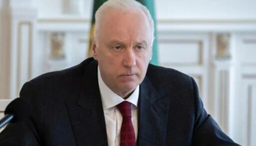 Глава СКР занялся чисткой тротуаров в тюменском селе