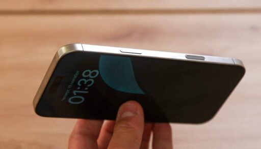 В Тюменской области задержали аферистов, подменявших дорогие телефоны на муляжи