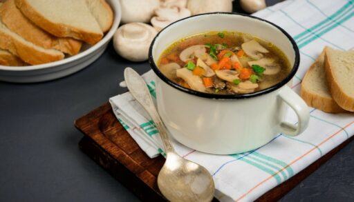 белая кастрюля с супом внутри