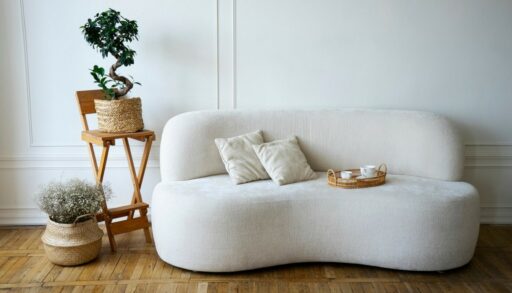 белый текстильный диван