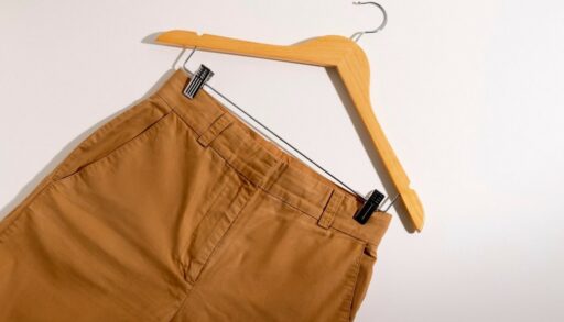 брюки на вешалке