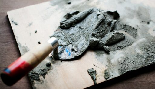 Цемент размазанный по поверхности