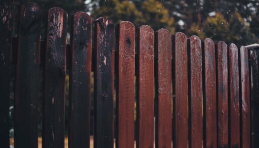 Деревянный забор на даче