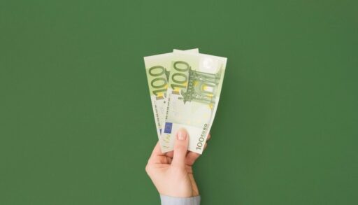 деньги в руках