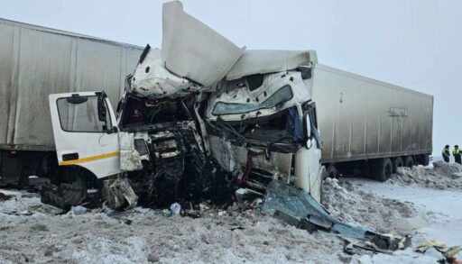 На трассе Тюмень - Омск столкнулись три грузовика