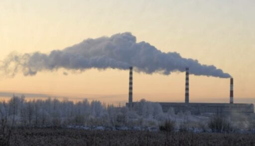 В Тюмени опасный воздух: в городе смог и запах гари