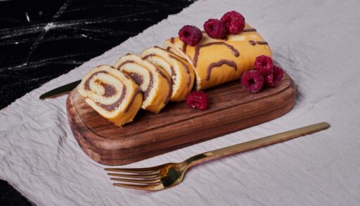 Бисквитный рулет с малиной