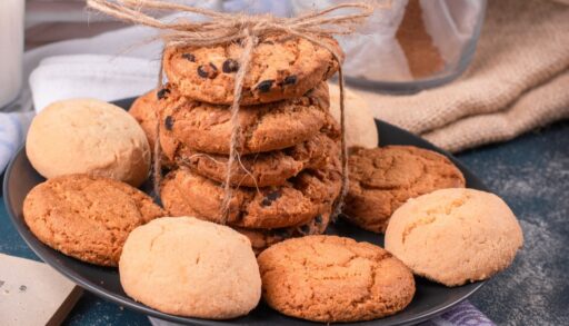 печенье в стопке, перевязанное веревочкой