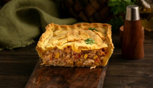 разрезанный пирог на доске