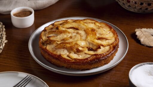Яблочный пирог на столе