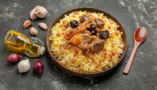 Ароматный плов на тарелке