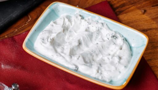 соус из сметаны в прямоугольной плошке