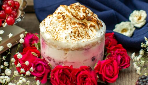 Торт на тарелке, увитой розами