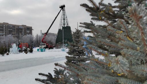 В Тюмени начали разбирать главную новогоднюю ёлку