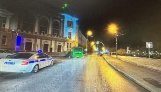 В Тюмени возле строительного института автобус с пассажирами попал в ДТП