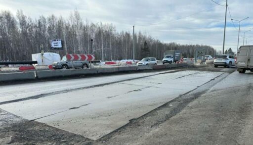 В Тюмени на Московском тракте уложили плиты на участке, где строится развязка