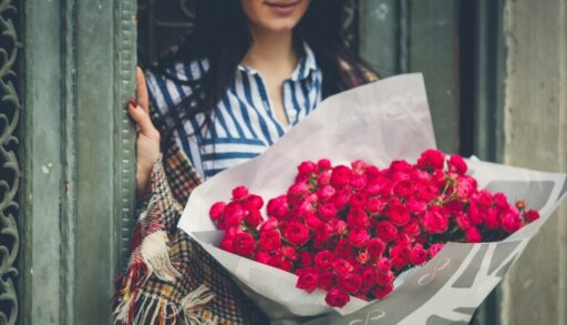 женщина держит букет